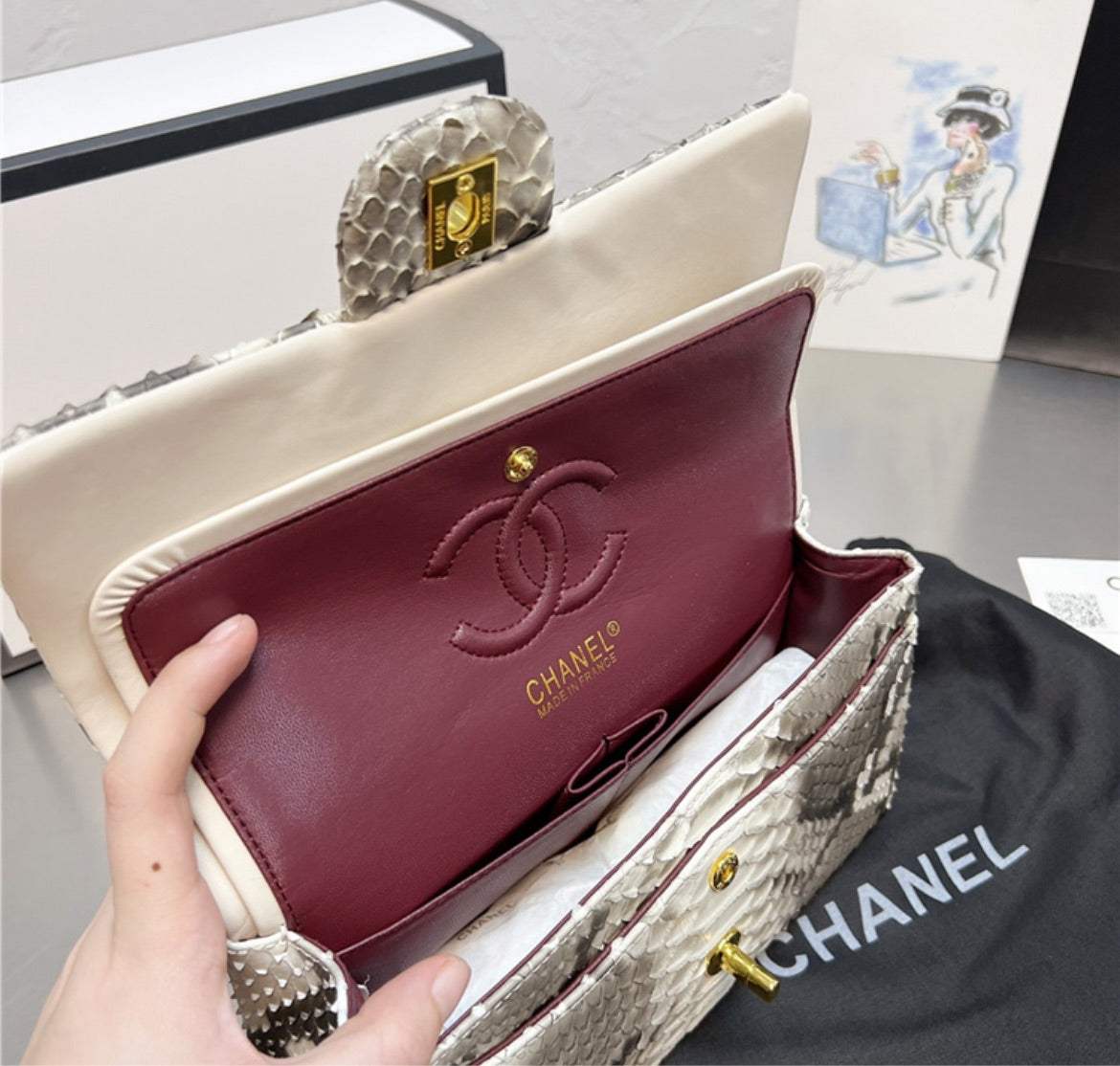 Woman Chanel shoulder handbag